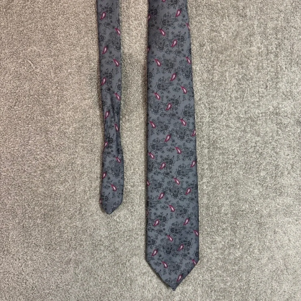 McGregor Mens Grey Paisley Silk Blend Necktie Pink Accents Made in USA RN 16446
